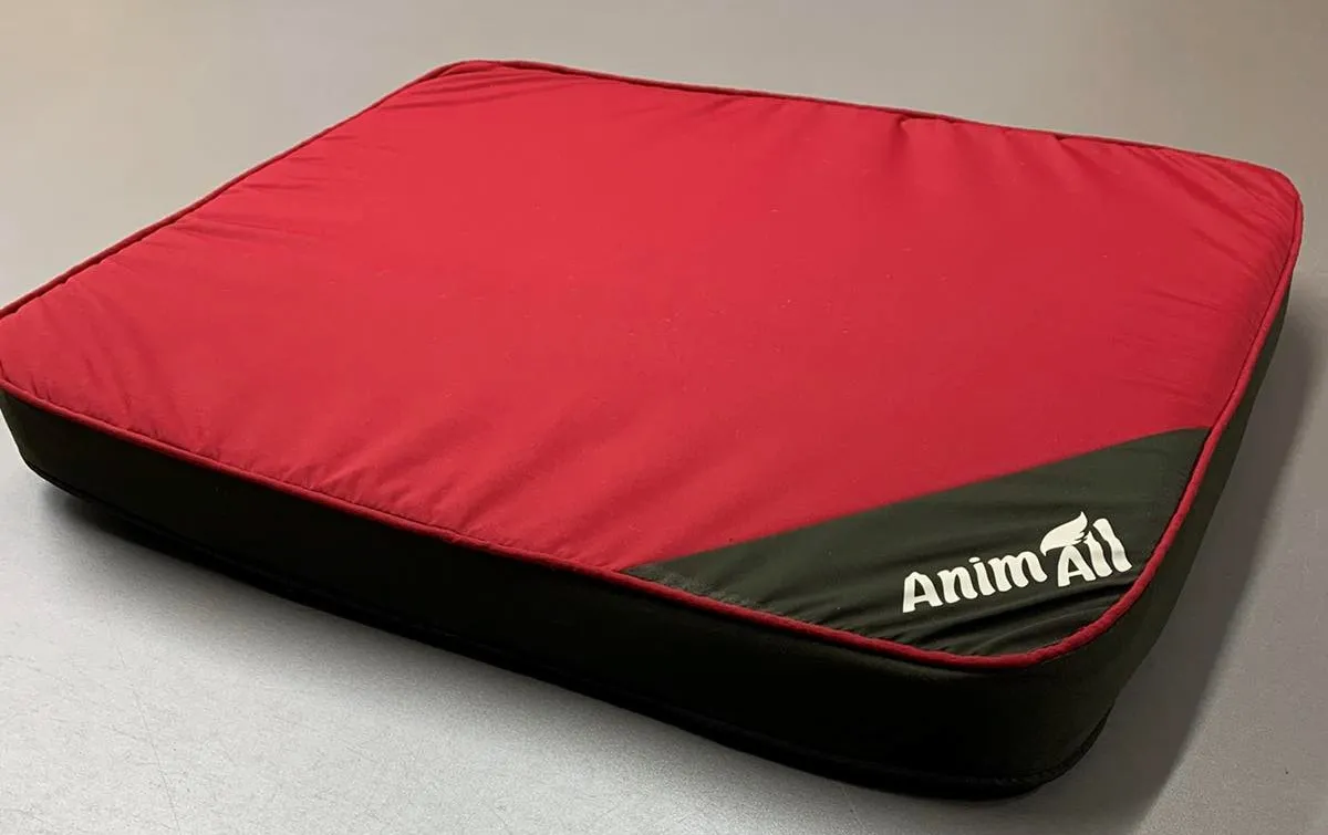 AnimAll Max M HOT RED лежанка для собак и кошек, красный, 95×60×8 см